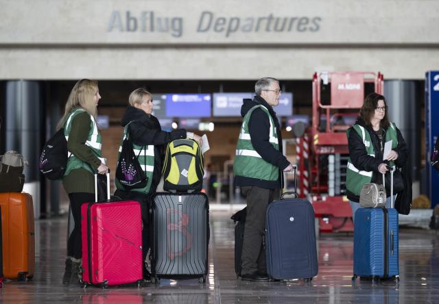 FILED - 27 January 2026, Hesse, Frankfurt/Main: At the start of test operations at Frankfurt Airport's new Terminal 3, specially booked extras are standing at the check-in. A total of around 8,000 extras will go through the processes of the new terminal on a trial basis. It will then be officially opened in mid-April. Photo: Boris Roessler/dpa