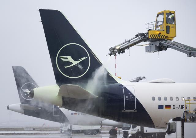 FILED - 12 January 2026, Hesse, Frankfurt/Main: Lufthansa passenger planes are de-iced at Frankfurt Airport. Around 100 flights had to be canceled here due to the weather. Photo: Boris Roessler/dpa