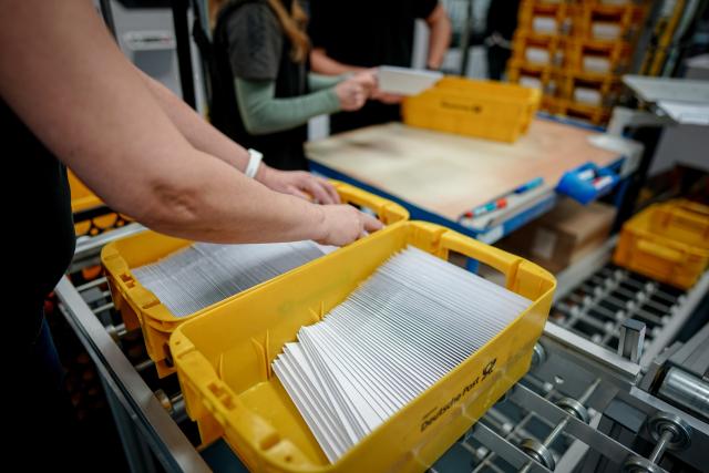 FILED - 15 January 2026, Berlin: Employees sort the first letters for the new military service. Photo: Kay Nietfeld/dpa