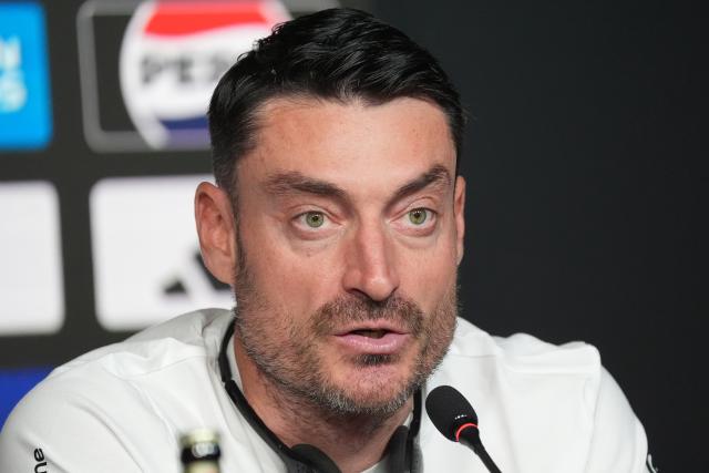 03 February 2026, Hesse, Frankfurt_Main: Newly appointed Eintracht Frankfurt coach Albert Riera peaks during a press conference, where he is presented. Photo: Marc Schüler/dpa