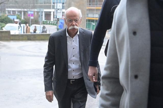 03 February 2026, Baden-Wuerttemberg, Stuttgart: Former CEO of Daimler Dieter Zetsche enters a building complex that houses the Stuttgart Regional Court and Higher Regional Court. In a model case brought by investors, plaintiffs accuse the Mercedes-Benz Group of violating its obligations under capital market law. (Best possible quality) Photo: Marijan Murat/dpa