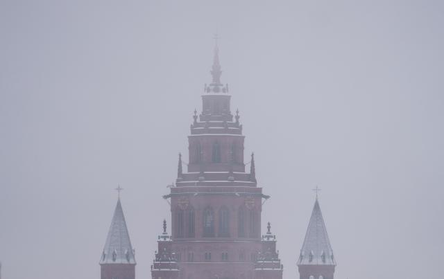 03 February 2026, Rhineland-Palatinate, Mainz: A view of the cathedral in heavy snowfall. Photo: Andreas Arnold/dpa