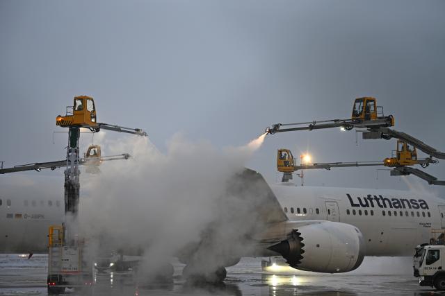 03 February 2026, Hesse, Frankfurt/Main: Aircraft are being de-iced at Frankfurt Airport. Heavy snowfall began in parts of Hesse in the afternoon. Photo: Michael Brandt/dpa