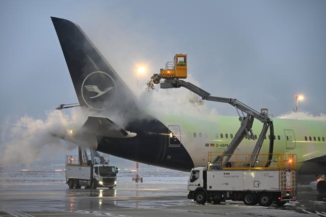 03 February 2026, Hesse, Frankfurt/Main: Aircraft are being de-iced at Frankfurt Airport. Heavy snowfall began in parts of Hesse in the afternoon. Photo: Michael Brandt/dpa