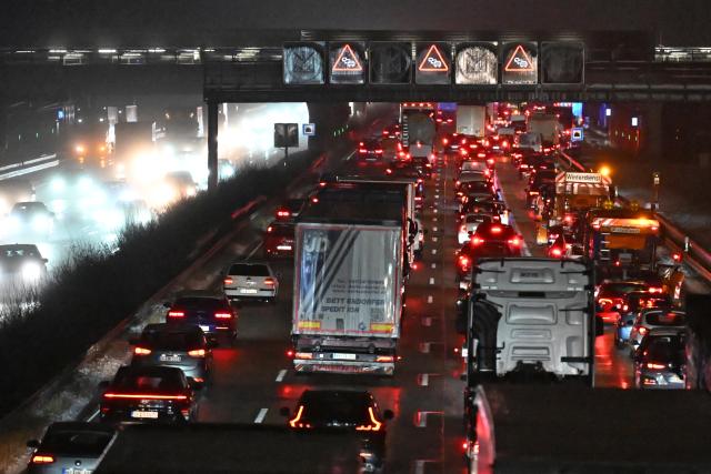 03 February 2026, Hesse, Frankfurt/Main: A general view of a backed up traffic is on the A3 near Frankfurt Airport. Heavy snowfall has caused chaos on the roads in Hesse. Photo: Michael Brandt/dpa