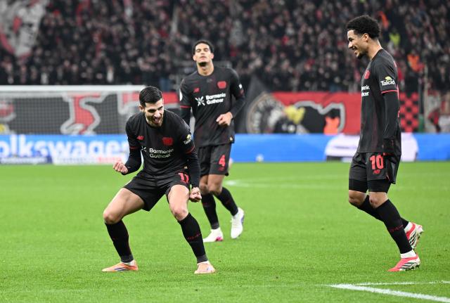 03 February 2026, North Rhine-Westphalia, Leverkusen: Bayer Leverkusen's Martin Terrier (L) celebrates scoring his side's first goal during the German DFB Cup soccer match between Bayer Leverkusen and FC St. Pauli at BayArena. Photo: Federico Gambarini/dpa - IMPORTANT NOTICE: DFL and DFB regulations prohibit any use of photographs as image sequences and/or quasi-video.