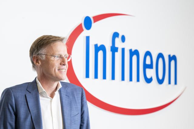 FILED - 12 November 2024, Bavaria, Neubiberg: CEO of Infineon Technologies Jochen Hanebeck poses for a photo in front of the company logo during an event in Neubiberg. Photo: Peter Kneffel/dpa
