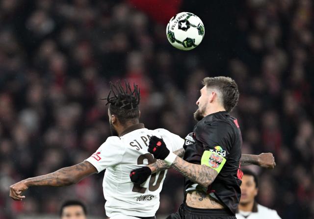 03 February 2026, North Rhine-Westphalia, Leverkusen: Bayer Leverkusen's Robert Andrich (R) and St. Pauli's Ricky-Jade Jones battle for the ball during the German DFB Cup soccer match between Bayer Leverkusen and FC St. Pauli at BayArena. Photo: Federico Gambarini/dpa - IMPORTANT NOTICE: DFL and DFB regulations prohibit any use of photographs as image sequences and/or quasi-video.