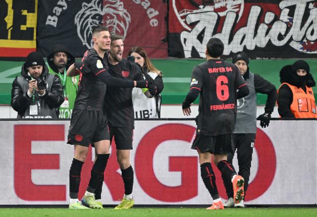 03 February 2026, North Rhine-Westphalia, Leverkusen: Bayer Leverkusen's Patrik Schick (L) celebrates scoring his side's second goal with teammates during the German DFB Cup soccer match between Bayer Leverkusen and FC St. Pauli at BayArena. Photo: Federico Gambarini/dpa - IMPORTANT NOTICE: DFL and DFB regulations prohibit any use of photographs as image sequences and/or quasi-video.