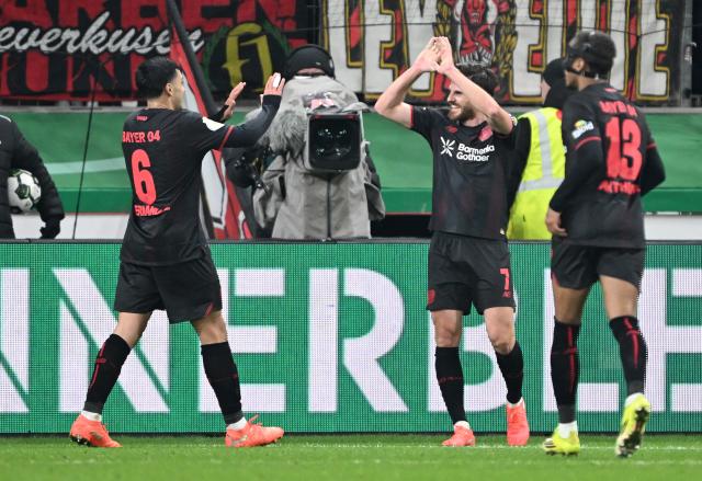 03 February 2026, North Rhine-Westphalia, Leverkusen: Bayer Leverkusen's Jonas Hofmann (C) celebrates scoring his side's third goal with teammates during the German DFB Cup soccer match between Bayer Leverkusen and FC St. Pauli at BayArena. Photo: Federico Gambarini/dpa - IMPORTANT NOTICE: DFL and DFB regulations prohibit any use of photographs as image sequences and/or quasi-video.