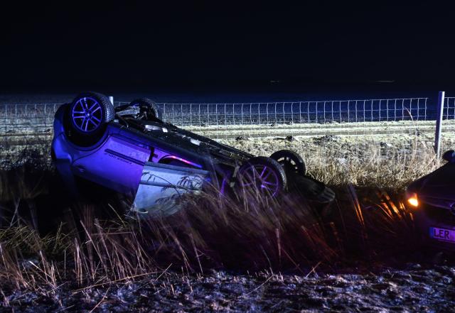 04 February 2026, Lower Saxony, Jemgum: A serious icy road accident occurred on the A31 between the Jemgum and Weener junctions. The A31 was closed in the direction of Bottrop as a result of the accident. Photo: Lars Penning/dpa