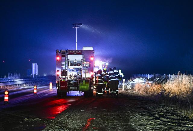 04 February 2026, Jemgum: A serious icy road accident occurred on the A31 between the Jemgum and Weener junctions. The A31 was closed in the direction of Bottrop as a result of the accident. Photo: Lars Penning/dpa