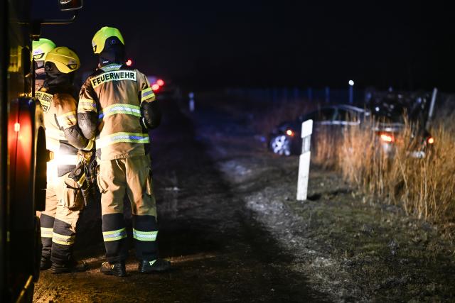 04 February 2026, Jemgum: A serious icy road accident occurred on the A31 between the Jemgum and Weener junctions. The A31 was closed in the direction of Bottrop as a result of the accident. Photo: Lars Penning/dpa