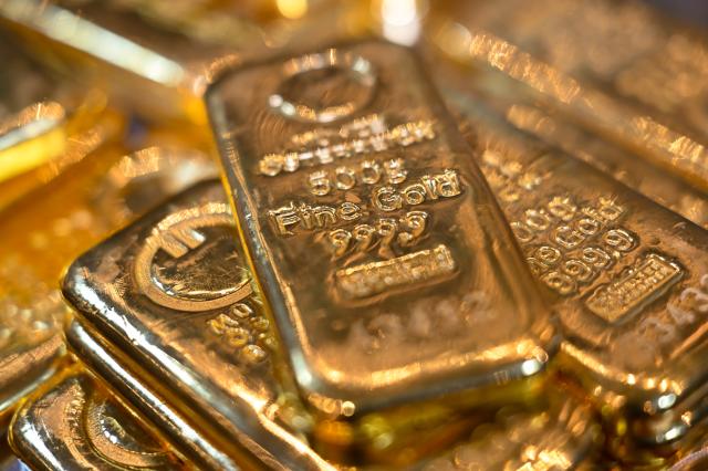 02 February 2026, Bavaria, Munich: Gold bars lie in a safe on a table at the precious metal dealer Pro Aurum. Photo: Sven Hoppe/dpa