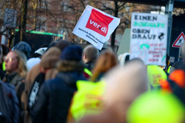04 February 2026, North Rhine-Westphalia, Duesseldorf: A Ver.di union flag flies at the opening rally in Duesseldorf. GEW and Verdi had called for warning strikes. Awo daycare centers, schools, universities and university hospitals are affected. Photo: Christoph Reichwein/dpa