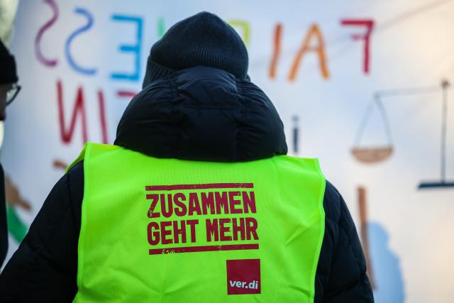 04 February 2026, North Rhine-Westphalia, Duesseldorf: A participant in the opening rally wears a vest from the Ver.di union with the inscription "Zusammen geht mehr" ("Together we can do more"). GEW and Verdi had called for warning strikes. Awo daycare centers, schools, universities and university hospitals are affected. Photo: Christoph Reichwein/dpa