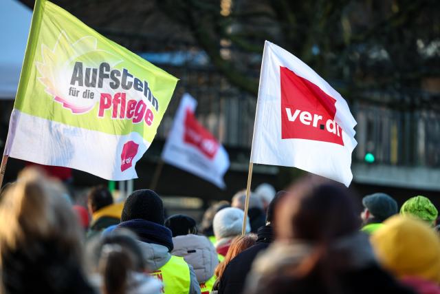 04 February 2026, North Rhine-Westphalia, Duesseldorf: Ver.di union flags fly at the opening rally in Duesseldorf. GEW and Verdi had called for warning strikes. Awo daycare centers, schools, universities and university hospitals are affected. Photo: Christoph Reichwein/dpa
