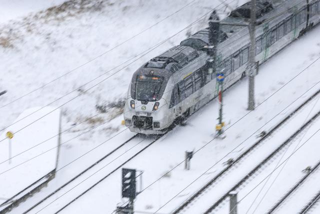 FILED - 09 January 2026, Saxony, Schkeuditz: The S5X to Goessnitz via Leipzig arrives at the station at Leipzig/Halle Airport. Storm Elli is causing disruption throughout Germany. Photo: Jan Woitas/dpa
