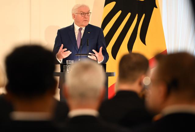 04 February 2026, Berlin: German President Frank-Walter Steinmeier addresses the athletes at the Silver Laurel Leaf award ceremony. Medal winners from the Deaflympics and World Games are honored. Photo: Britta Pedersen/dpa