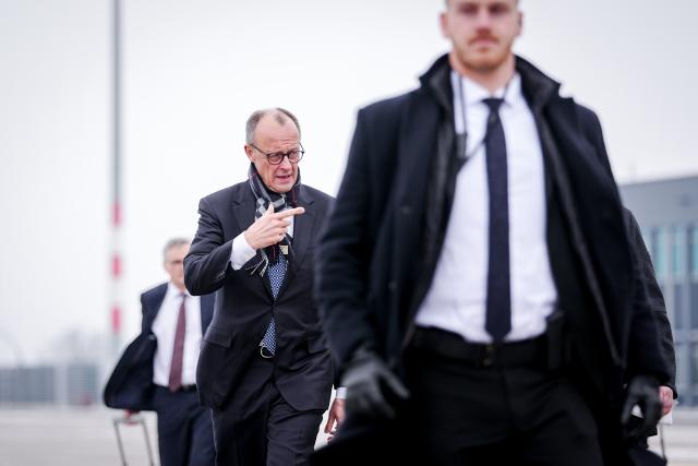 04 February 2026, Brandenburg, Schönefeld: German Chancellor Friedrich Merz walks to the Airbus A350 of the German Air Force at the military section of BER Berlin-Brandenburg Airport for the flight to Saudi Arabia. Merz is traveling to the Gulf region for the first time. Photo: Kay Nietfeld/dpa