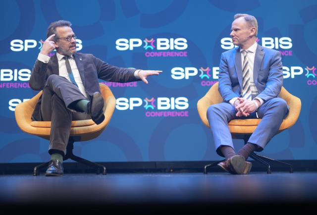 04 February 2026, Hamburg: Otto Fricke (L), Chairman of the Board of the German Olympic Sports Confederation (DOSB), sits next to Andy Grote (r, SPD), Senator for the Interior and Sport, on stage during the Spobis sports business conference at the CCH Congress Center Hamburg. Photo: Marcus Brandt/dpa