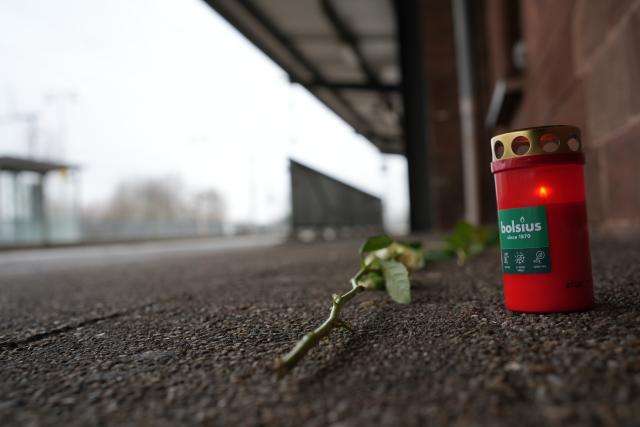 04 February 2026, Rhineland-Palatinate, Landstuhl: Flowers and candles lie on the platform following the death of a train conductor. The man was critically injured in an attack by a passenger on Monday evening in Rhineland-Palatinate and died in the morning as a result of his injuries. Photo: Patrick von Frankenberg/dpa