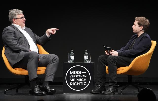 04 February 2026, Hamburg: Kevin Kuehnert, Former Social Democratic Party of Germany (SPD) secretary general and host of "Missverstehen Sie mich richtig" (Misunderstand Me Correctly), talks with CEO of Eintracht Frankfurt Football AG Axel Hellmann during the Spobis sports business conference at the CCH Congress Center Hamburg. Photo: Marcus Brandt/dpa