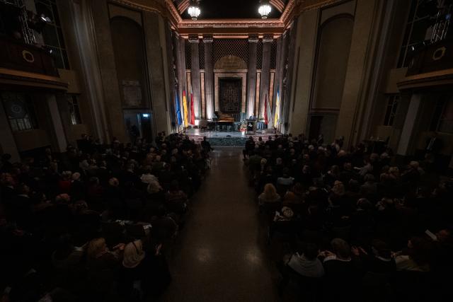 04 February 2026, Saxony, Goerlitz: Mayor of Goerlitz Octavian Ursu speaks at the award ceremony for the International Bridge Prize of the European City of Goerlitz/Zgorzelec in the Goerlitz Synagogue Cultural Forum. Photo: Paul Glaser/dpa