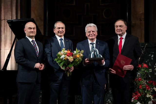 04 February 2026, Saxony, Goerlitz: (L-R) Mayor of Zgorzelec Rafal Gronicz, Mayor of Goerlitz Octavian Ursu, winner of the 2025 Bridge Prize former German President Joachim Gauck and President of the Society for the Awarding of the International Bridge Prize of the European City of Goerlitz/Zgorzelec Prof Willi Xylander stand at the award ceremony for the International Bridge Prize of the European City of Goerlitz/Zgorzelec in the Goerlitz Synagogue Cultural Forum. Photo: Paul Glaser/dpa