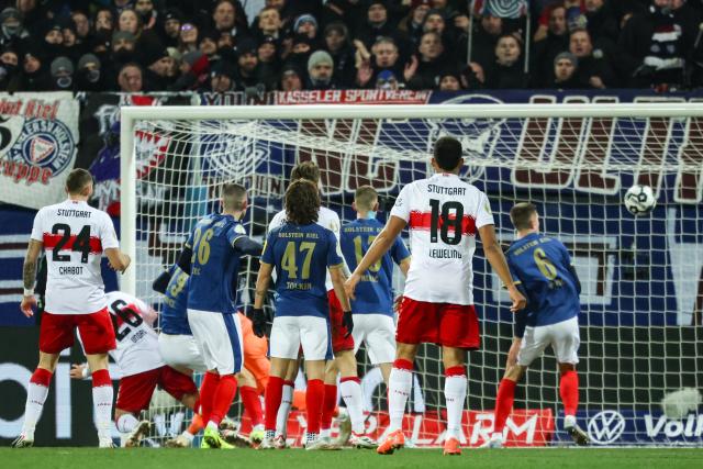 04 February 2026, Schleswig-Holstein, Kiel: Stuttgart's Deniz Undav (2nd L) scores his side's first goal during the German DFB Cup quarterfinal soccer match between Holstein Kiel and VfB Stuttgart at Holstein Stadium. Photo: Christian Charisius/dpa - IMPORTANT NOTICE: DFL and DFB regulations prohibit any use of photographs as image sequences and/or quasi-video.