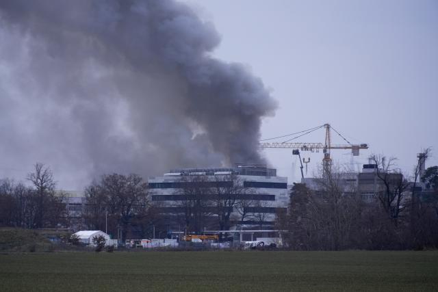 05 February 2026, Hesse, Darmstadt: There is a fire on the site of the GSI Helmholtzzentrum fuer Schwerionenforschung in Darmstadt-Wixhausen. The column of smoke can be seen for miles around. Photo: Peter Knapp/dpa