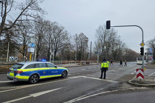 05 February 2026, Baden-Württemberg, Stuttgart: Police officers direct traffic as the traffic lights have failed due to a power cut. There is a major power failure in the Stuttgart city area. Photo: Andreas Rosar/dpa