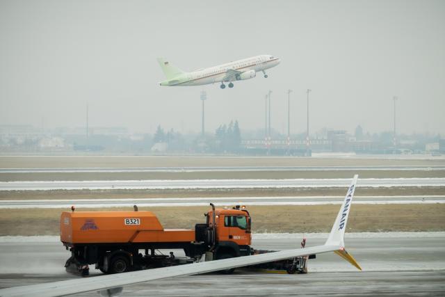 05 February 2026, Brandenburg, Schönefeld: An aircraft on standby takes off at the capital's BER airport. Air traffic at BER Airport is restricted due to the weather. Photo: Christoph Soeder/dpa