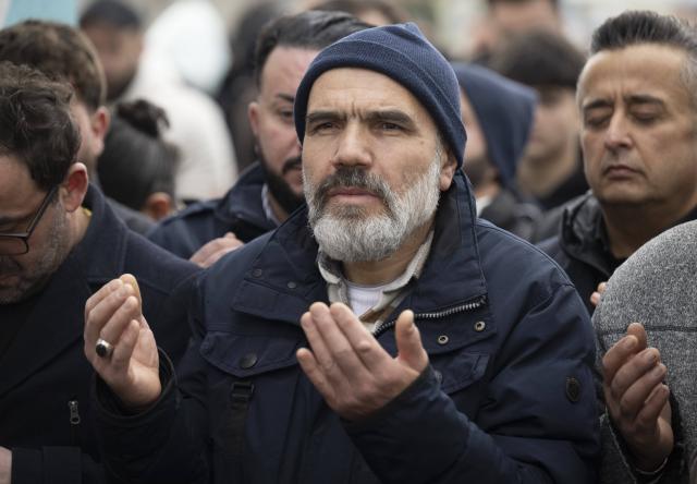 05 February 2026, Rhineland-Palatinate, Ludwigshafen: People attend the funeral prayer of Serkan C in the courtyard of the Alemi Islam Mosque in Ludwigshafen. Serkan C was a railroad employee who was attacked by a man on a regional express train on Monday and later died from his injuries. Photo: Boris Roessler/dpa