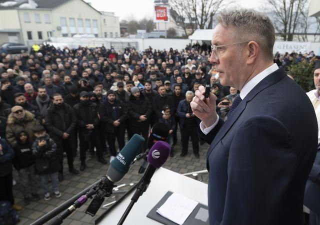 05 February 2026, Rhineland-Palatinate, Ludwigshafen: Minister President of Rhineland-Palatinate, Alexander Schweitzer, speaks as people gather for the funeral prayer of Serkan C in the courtyard of the Alemi Islam Mosque in Ludwigshafen. Serkan C was a railroad employee who was attacked by a man on a regional express train on Monday and later died from his injuries. Photo: Boris Roessler/dpa