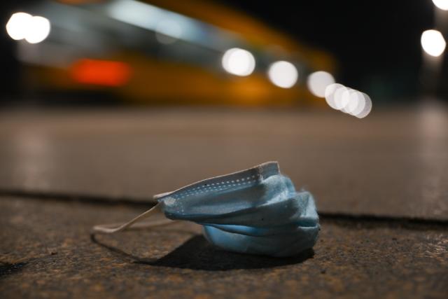 FILED - 29 March 2022, Saxony, Dresden: A face mask lies on the footpath of the Augustus Bridge in the morning. Photo: Robert Michael/dpa-Zentralbild/dpa