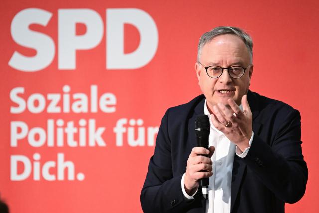 05 February 2026, Baden-Wuerttemberg, Ulm: Social Democratic Party of Germany (SPD) parliamentary group leader in the Baden-Wuerttemberg state parliament Andreas Stoch speaks with citizens at the Magirus factory during an event entitled "Klingbeil im Gespraech" (Klingbeil in conversation). Photo: Bernd Weißbrod/dpa