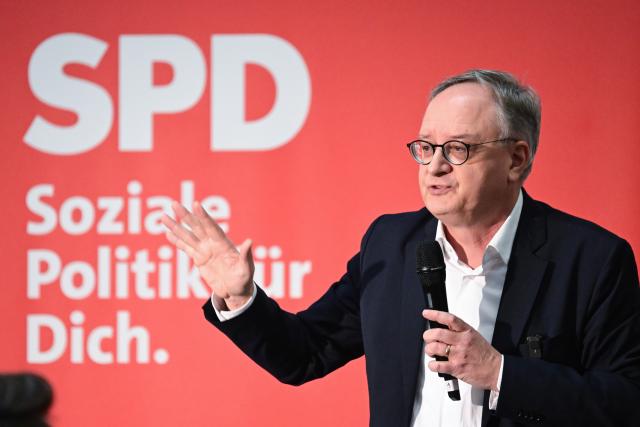 05 February 2026, Baden-Wuerttemberg, Ulm: Social Democratic Party of Germany (SPD) parliamentary group leader in the Baden-Wuerttemberg state parliament Andreas Stoch speaks with citizens at the Magirus factory during an event entitled "Klingbeil im Gespraech" (Klingbeil in conversation). Photo: Bernd Weißbrod/dpa