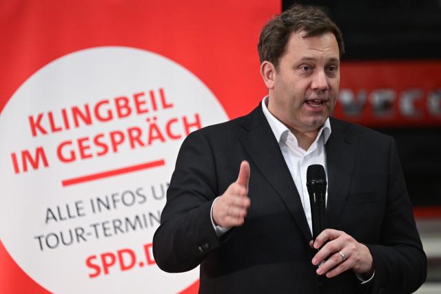 05 February 2026, Baden-Wuerttemberg, Ulm: Social Democratic Party of Germany (SPD) Federal Chairman Lars Klingbeil speaks with citizens at the Magirus factory during an event entitled "Klingbeil in Conversation". Photo: Bernd Weißbrod/dpa