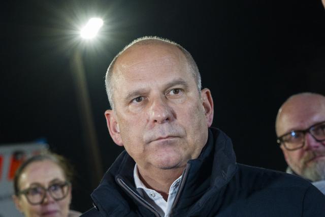 05 February 2026, Hesse, Darmstadt: Minister of the Interior of Hesse Roman Poseck makes a press statement at the GSI site. After several hours of firefighting on the grounds of a Darmstadt research facility, the fire department reported that it had brought the large fire under control. Photo: Andreas Arnold/dpa