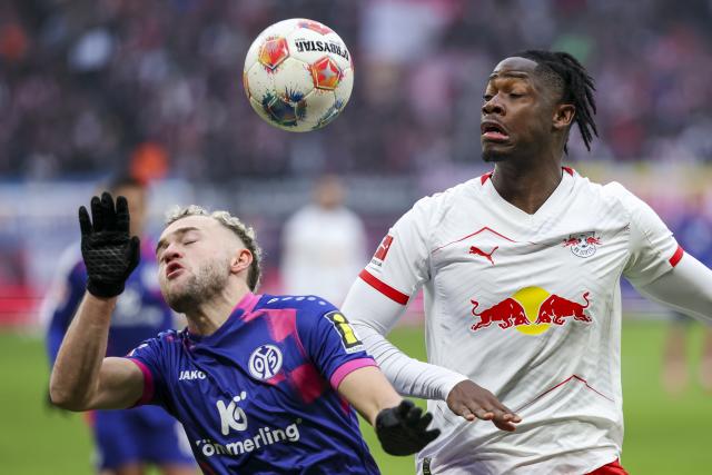 FILED - 31 January 2026, Saxony, Leipzig: Leipzig's El Chadaille Bitshiabu (R) and Mainz' Benedict Hollerbach in action during the German Bundesliga soccer match between RB Leipzig and FSV Mainz 05 at the Red Bull Arena. Photo: Jan Woitas/dpa - IMPORTANT NOTICE: DFL and DFB regulations prohibit any use of photographs as image sequences and/or quasi-video.
