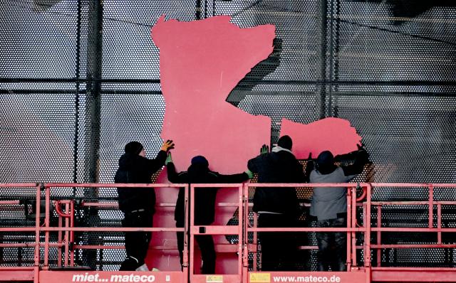 06 February 2026, Berlin: Fitters attach the Berlinale Bear to the façade of the Berlinale Palast before the start of the 76th Berlinale. Photo: Britta Pedersen/dpa