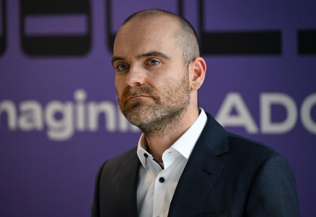 06 February 2026, Bavaria, Planegg: Dominik Schumacher, CEO of Tubulis, makes a press statement following a visit by Federal Minister of Economics Reiche. During her visit, Reiche wants to find out about the company's research and development activities, among other things. Photo: Sven Hoppe/dpa