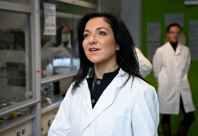 06 February 2026, Bavaria, Planegg: German Minister of Economics Katherina Reiche visits the biotechnology company Tubulis and takes a look around a laboratory. During her visit, Reiche wants to find out about the company's research and development activities, among other things. Photo: Sven Hoppe/dpa