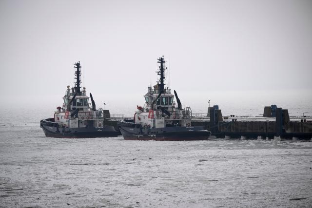 06 February 2026, Mecklenburg-Western Pomerania, Mukran: Tugboats stand in the frozen port of Mukran. Photo: Philip Dulian/dpa