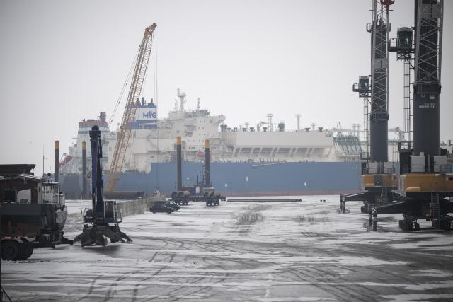 06 February 2026, Mecklenburg-Western Pomerania, Mukran: The LNG tanker "Maran Gas Nice" and the regasification vessel "Neptune" are moored in the frozen port of Mukran. Photo: Philip Dulian/dpa