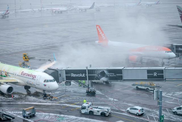 06 February 2026, Berlin: The first aircraft is being de-iced on the runway at Berlin's BER airport. Air traffic at BER airport has been suspended due to weather conditions. Photo: Carsten Koall/dpa