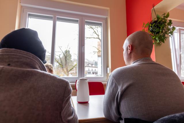 06 February 2026, Hesse, Wetzlar: Homeless people warm themselves up in a lounge at the Caritas House on Braunfelser Strasse in Wetzlar. Photo: Christian Lademann/dpa - ACHTUNG: Nur zur redaktionellen Verwendung im Zusammenhang mit der aktuellen Berichterstattung und nur mit vollständiger Nennung des vorstehenden Credits