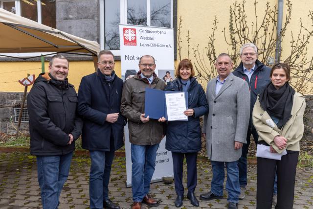 06 February 2026, Hesse, Wetzlar: Hesse's Minister of Social Affairs Heike Hofmann (C), presents the funding approval for Caritas Wetzlar's Housing First project "Wohnraumhilfe Lahn-Dill" in front of the Caritas building in Wetzlar. Photo: Christian Lademann/dpa - ACHTUNG: Nur zur redaktionellen Verwendung im Zusammenhang mit der aktuellen Berichterstattung und nur mit vollständiger Nennung des vorstehenden Credits
