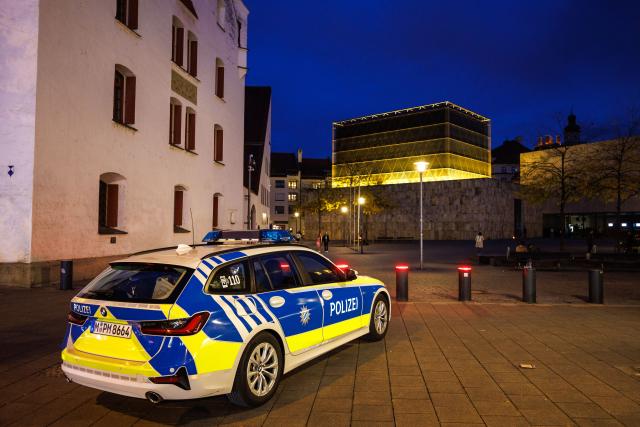 FILED - 09 October 2023, Bavaria, Munich: A police vehicle parks in front of Munich's main synagogue, Ohel Jakob. Photo: Matthias Balk/dpa